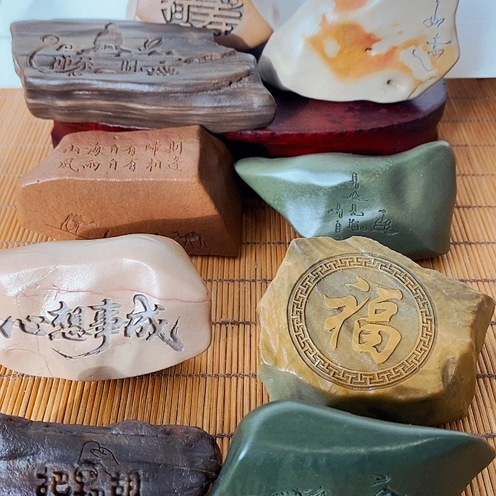 诺***敦原石雕刻工艺品手把摆件
