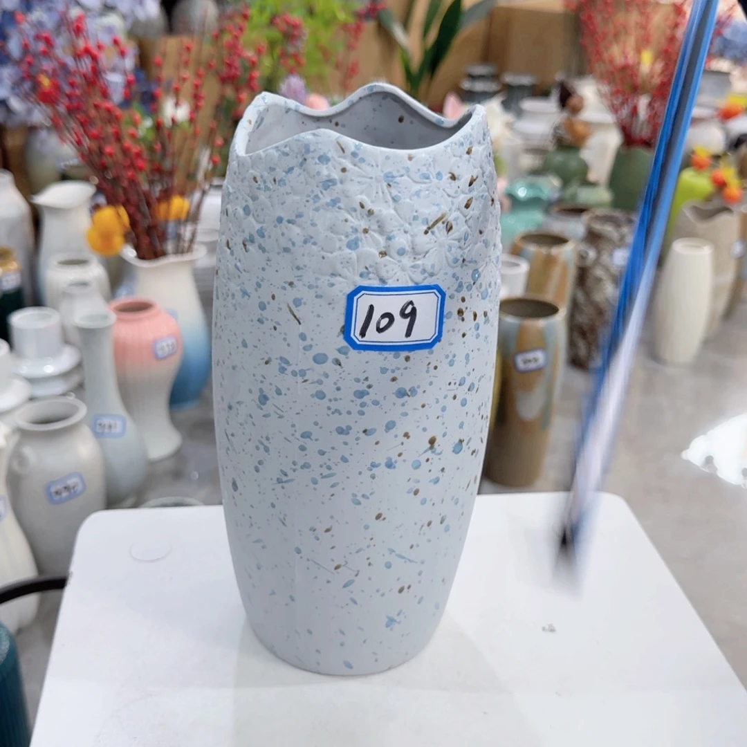 109号陶瓷高24厘米微瑕一个