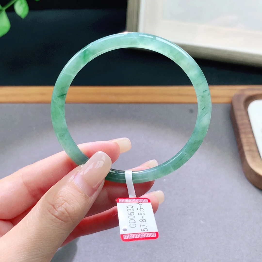 翡翠手镯未镶嵌天然