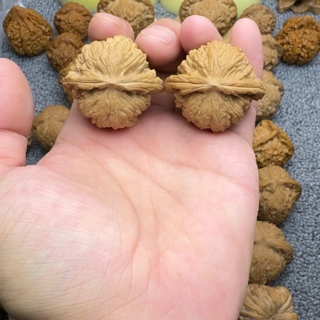 吊坠文玩核桃40尺，白狮子