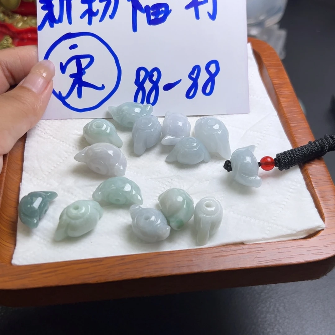 翡翠未镶嵌颈饰把把壶发其中一个