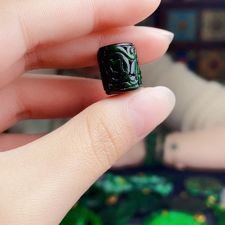 翡翠未镶嵌颈饰多样性