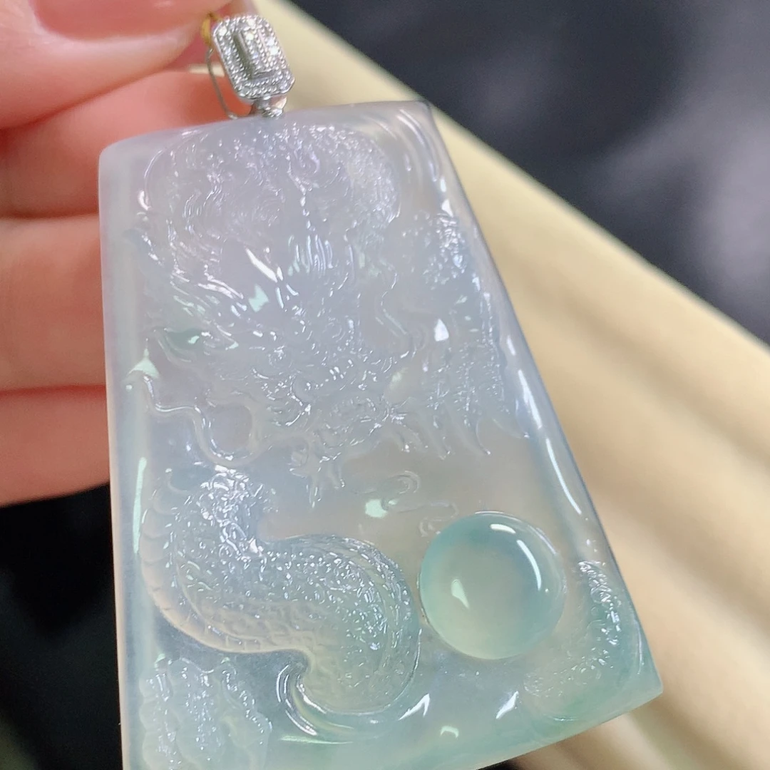 翡翠18K金镶嵌颈饰龙牌