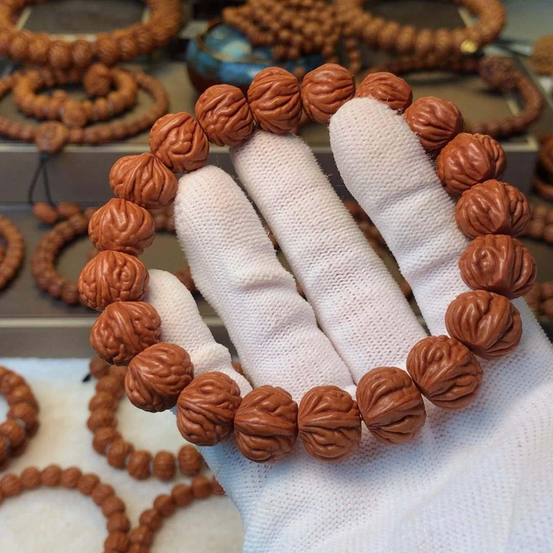 一***人手串桃核秦岭龙纹