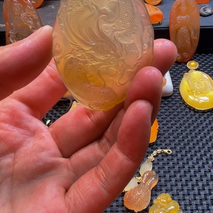 石英质玉未镶嵌颈饰昙**现