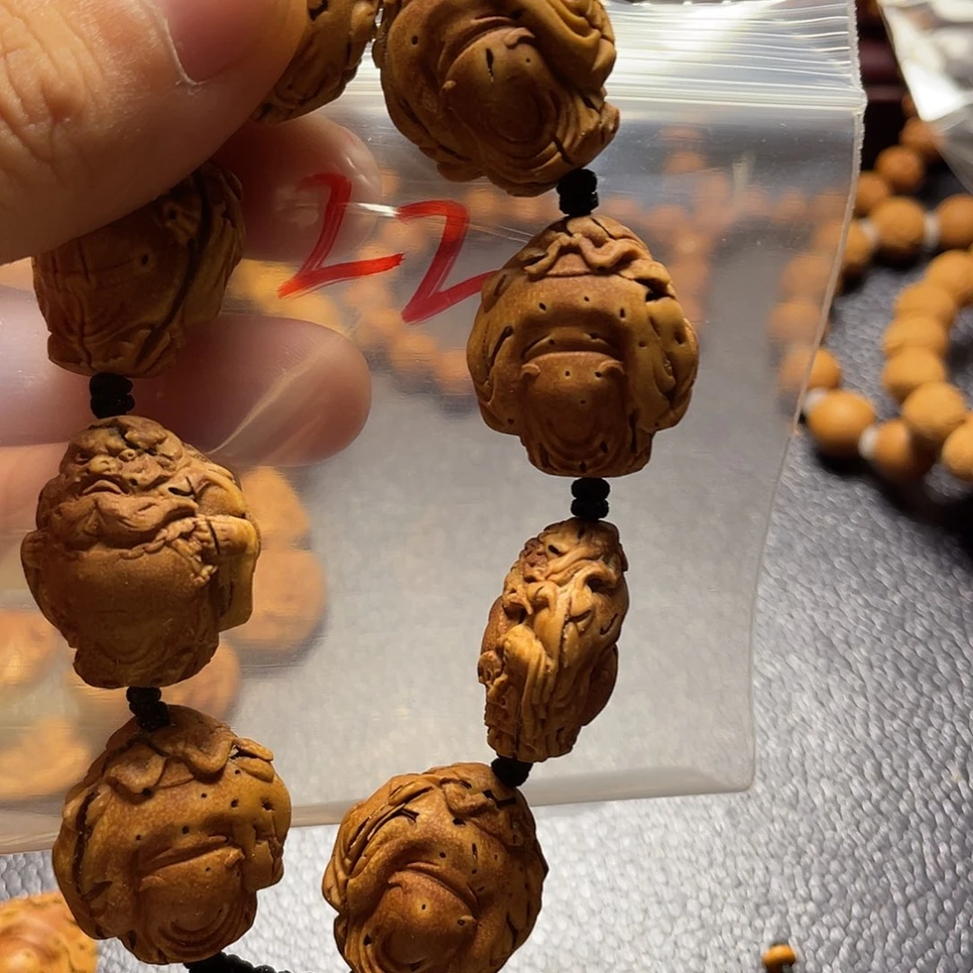 命**在大桃核雕刻钟馗手持