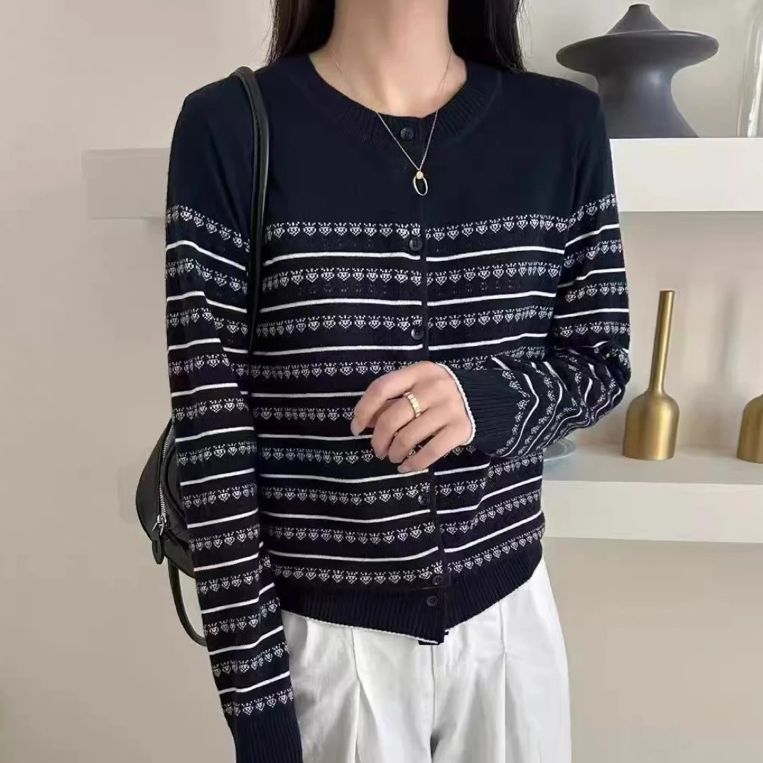 8811秋款条纹小花圆领开衫