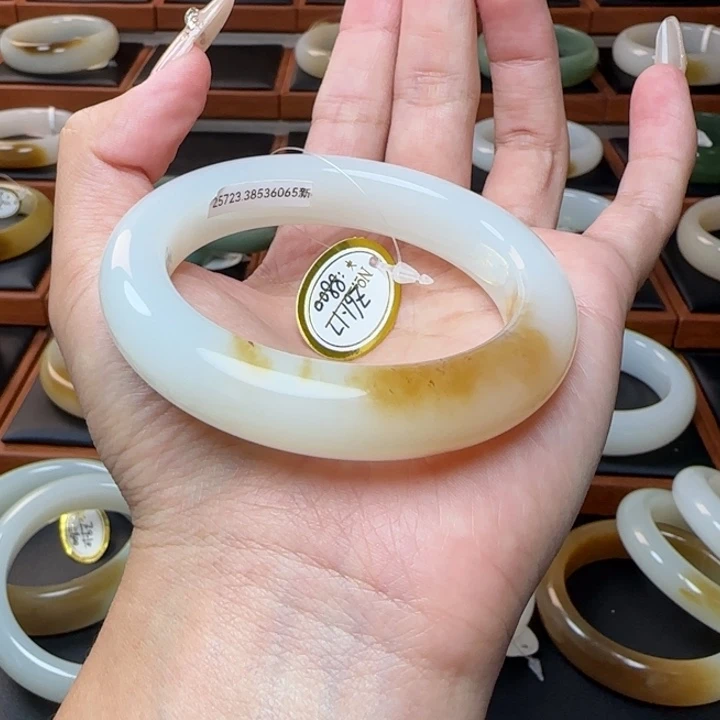 木***子和田玉未镶嵌手镯