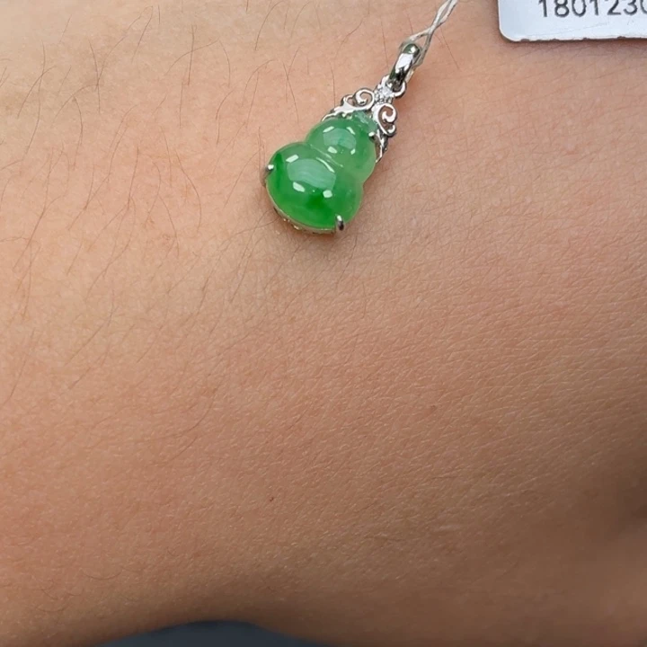 颈饰18K金镶嵌翡翠