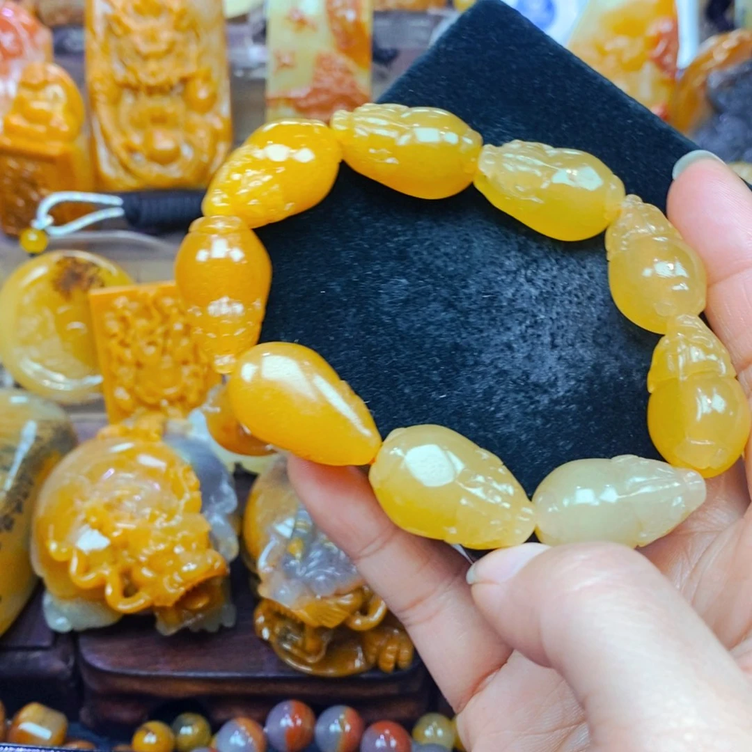 未镶嵌石英质玉（黄龙玉）颈饰