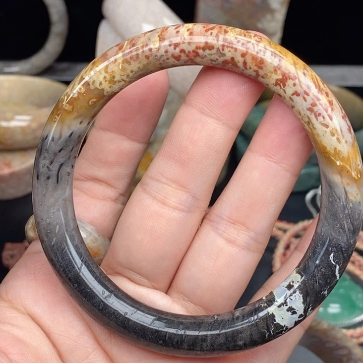 艾***多硅化玉未镶嵌项圈