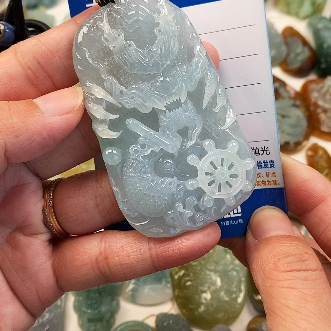 翡翠未镶嵌颈饰龙