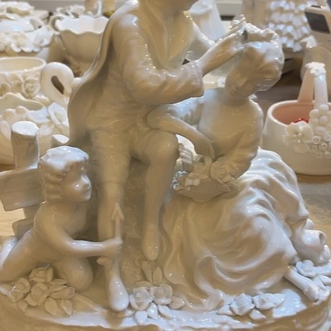 瓷人物摆件瑕疵一个