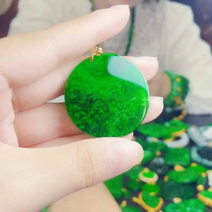 颈饰18K金镶嵌翡翠多样性