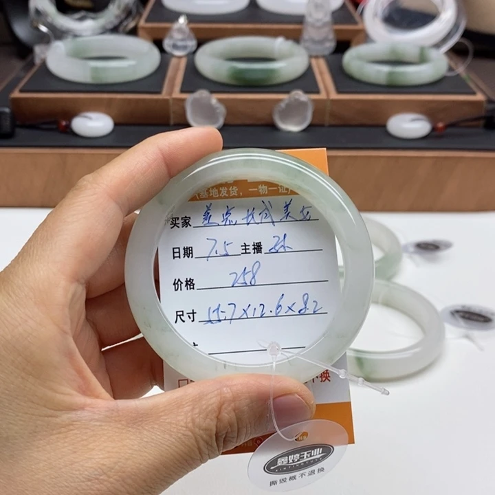 差****石英质玉手镯未镶嵌