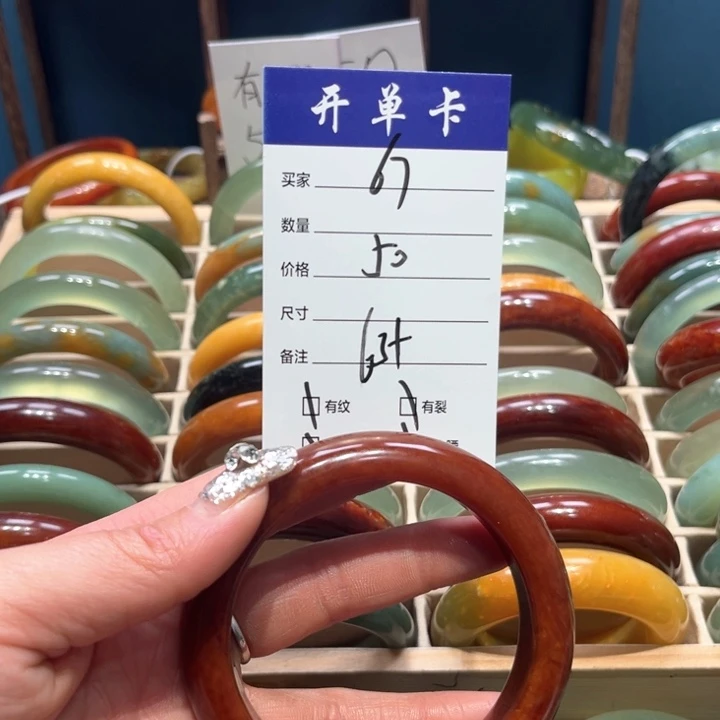 蛇纹石玉手镯未镶嵌些**间