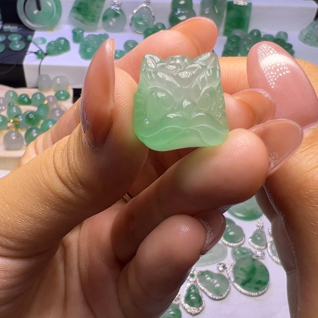 颈饰未镶嵌石英质玉（非洲翠）
