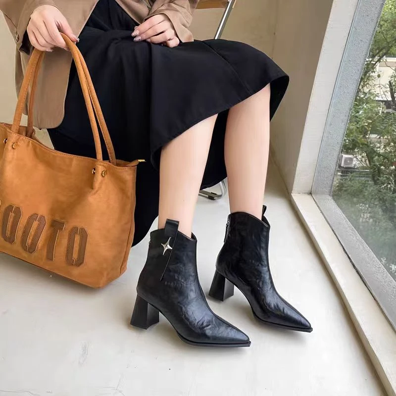 223607 秋冬新款时尚百搭气质真皮尖头粗跟短靴加绒