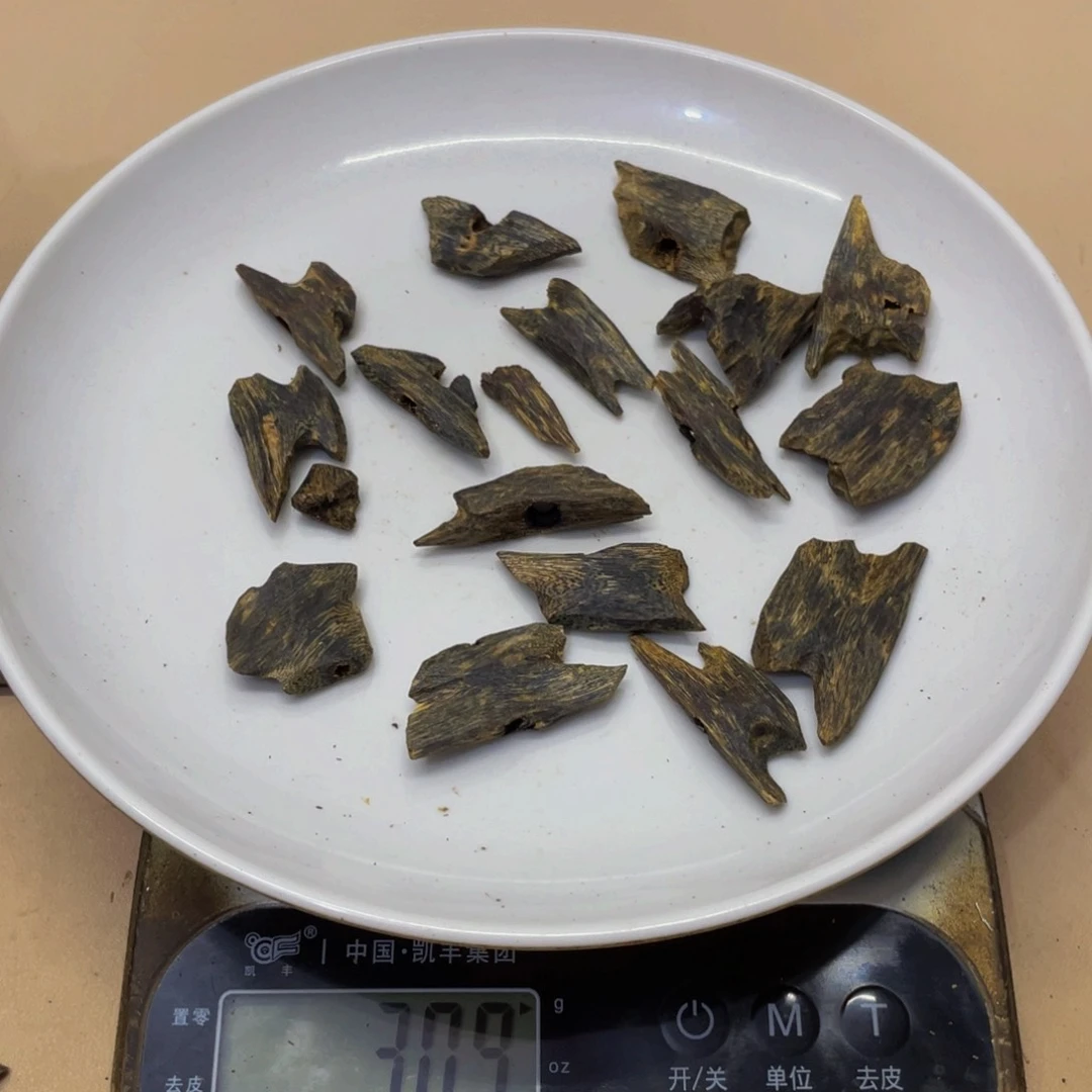 沉香碎屑沉香一***愁红骨凹身高油块料30克