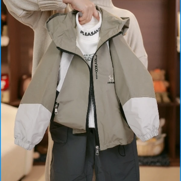 男中小童2025春款新款洋气休闲外套男孩儿童时尚帅气韩版冲锋衣