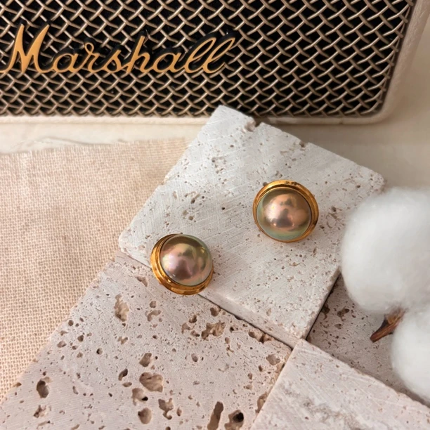 马贝焦糖色厚包边耳钉