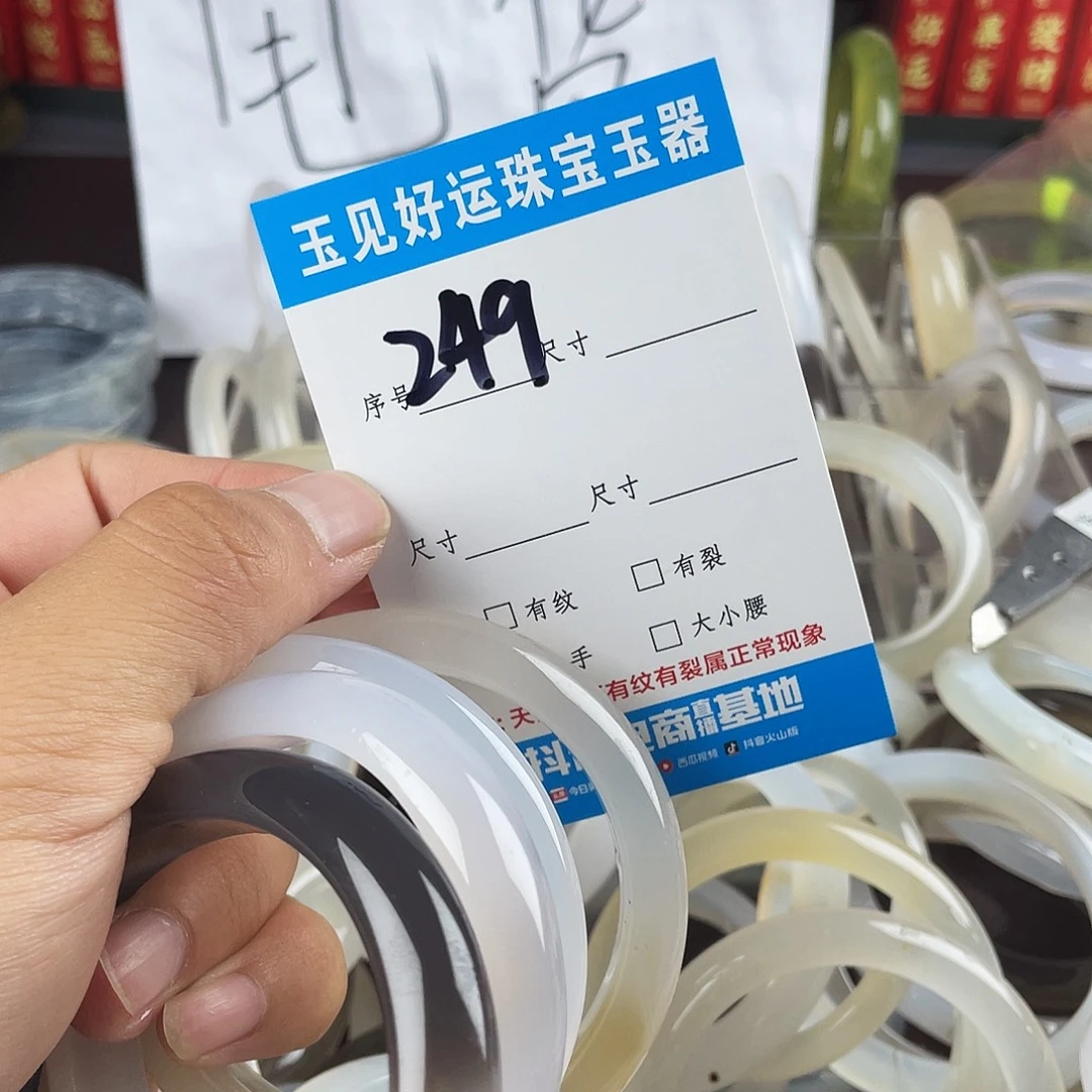 清***欢未镶嵌蛇纹石玉手镯