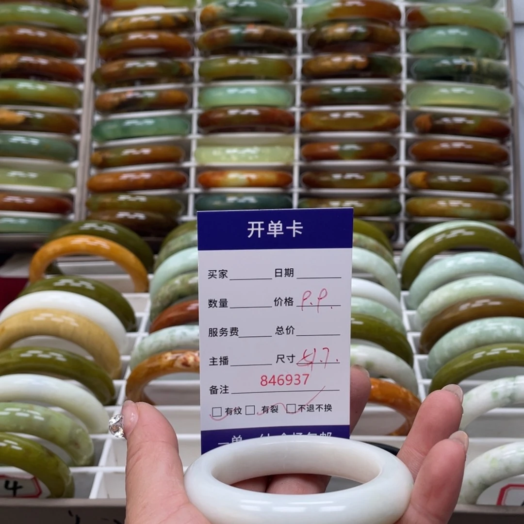 蛇纹石玉手镯未镶嵌顾*仙