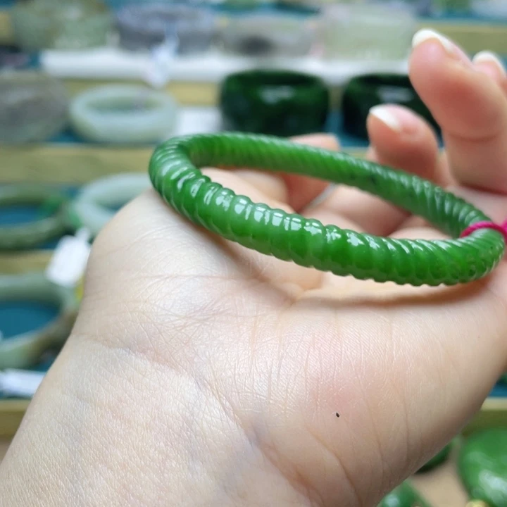 和田玉手镯58圈口。编号25未镶嵌