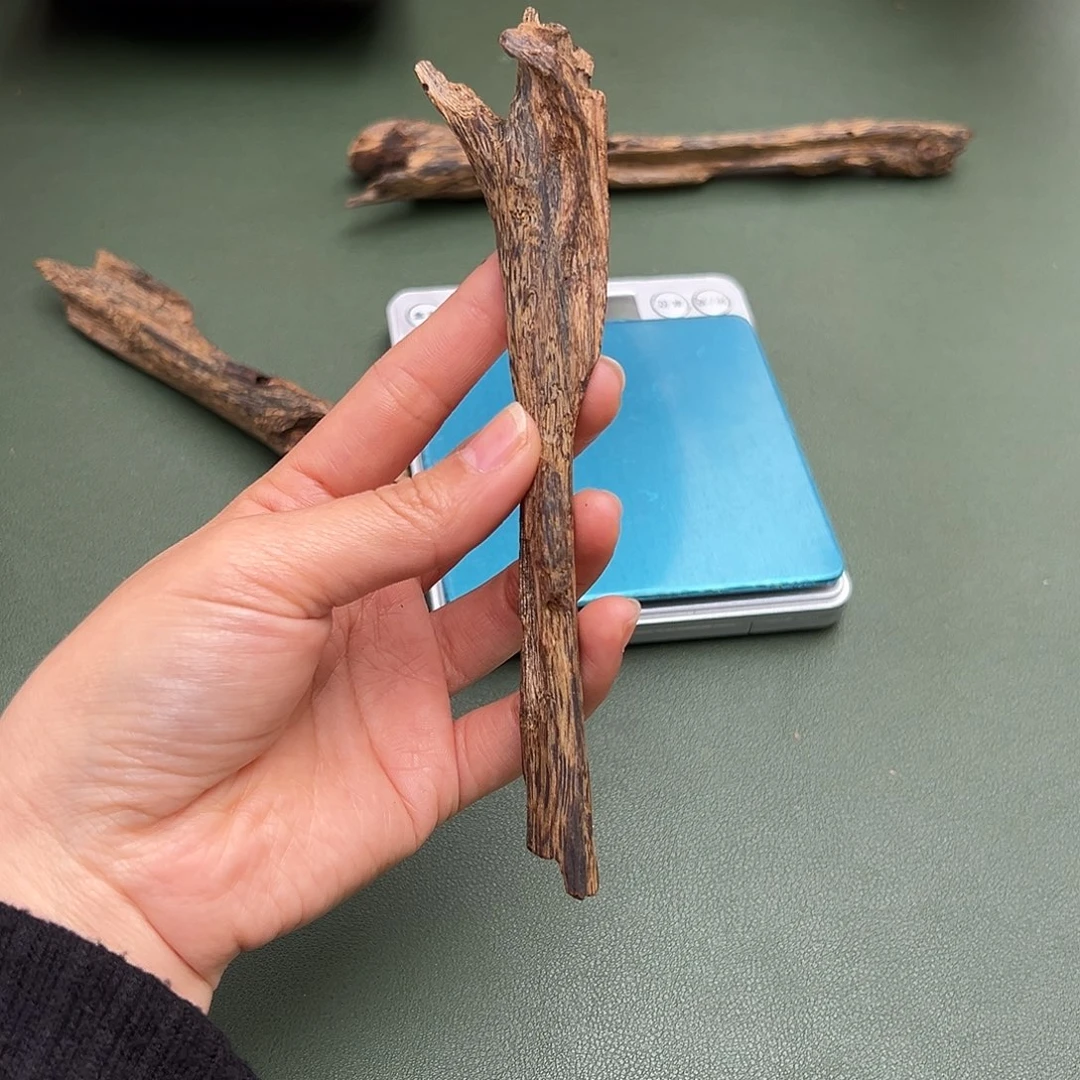 沉香摆件虫漏块料14克发一个