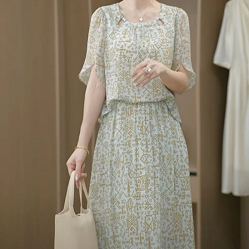 2025夏季新款时尚优雅气质温柔风减龄休闲百搭修身显示短袖连衣裙