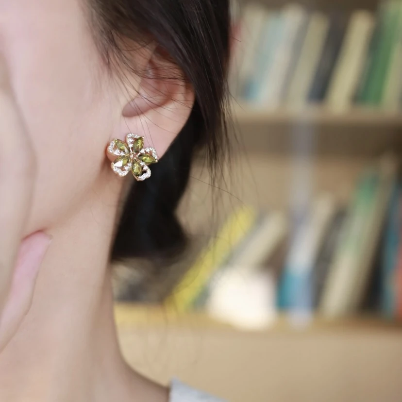 铜合金耳饰 H211橄榄绿水晶花朵耳钉无耳洞蚊香盘耳夹清新显白