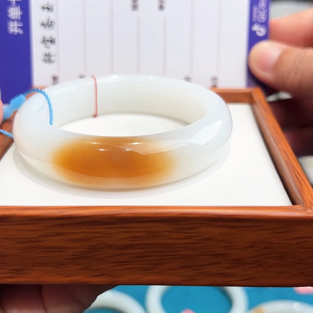檀***妃未镶嵌手镯和田玉