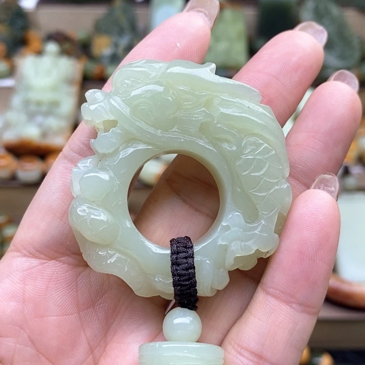 透闪石质玉未镶嵌把件