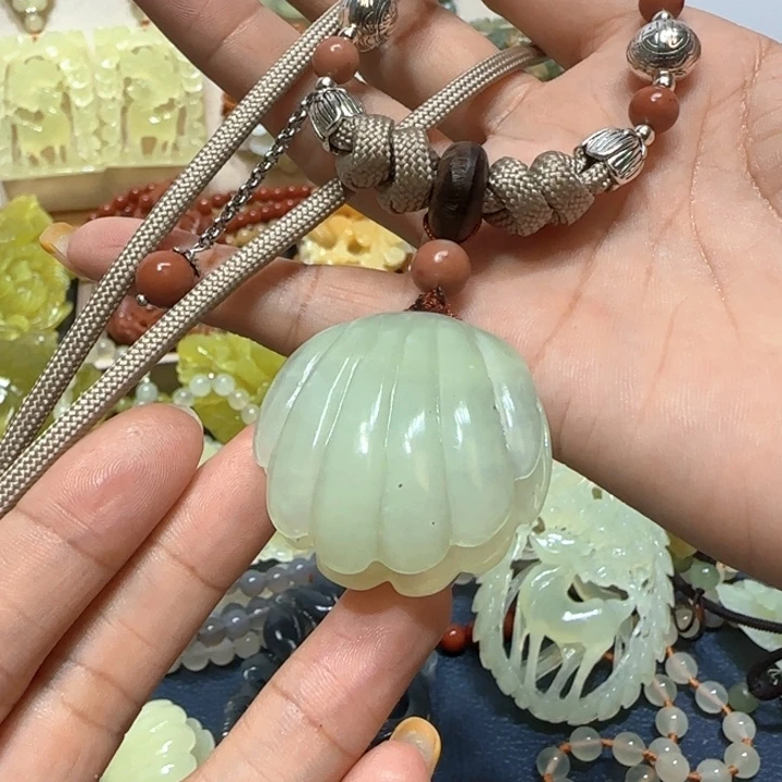 未镶嵌蛇纹石玉吊坠