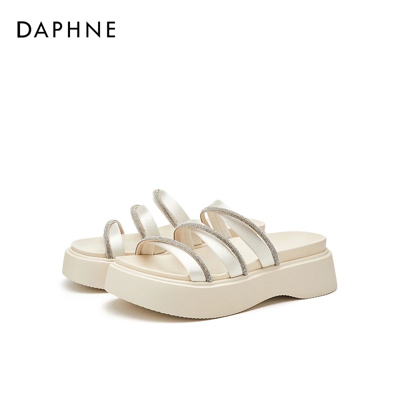 达芙妮白色粗跟凉鞋2025夏季新款小众出街缎面高级感一字拖鞋女鞋