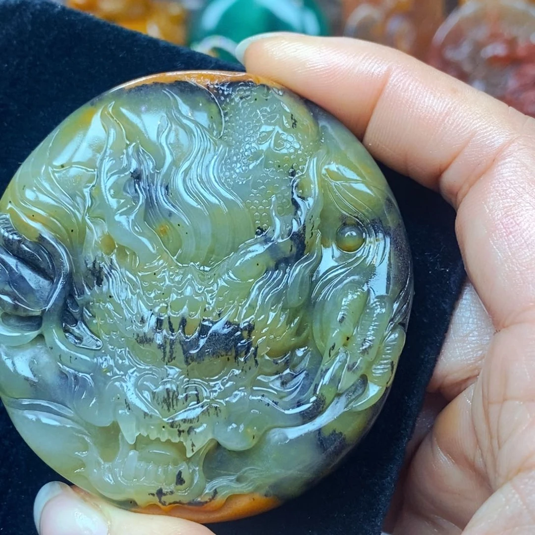 未镶嵌石英质玉（黄龙玉）颈饰