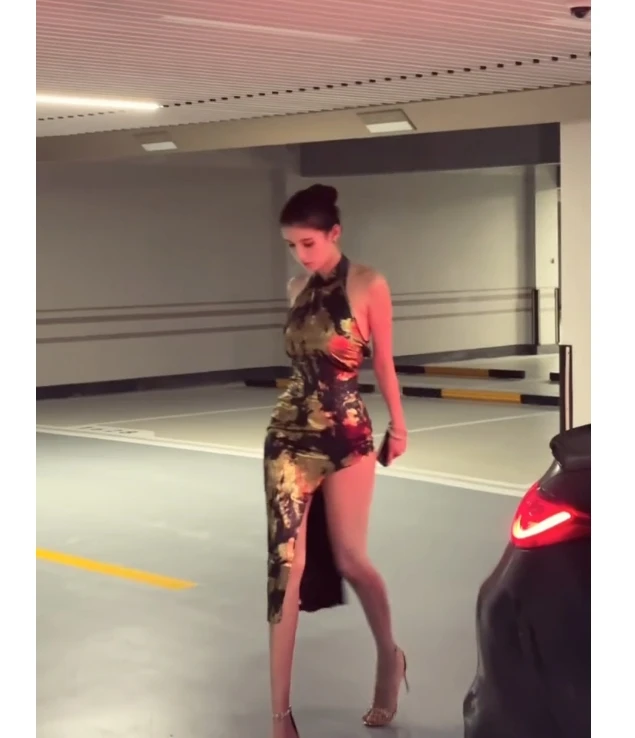 2025夏季新款网红中国风长款显瘦挂脖新中式紧身旗袍性感碎花印花