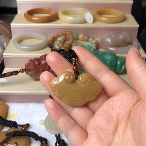 石英质玉未镶嵌颈饰