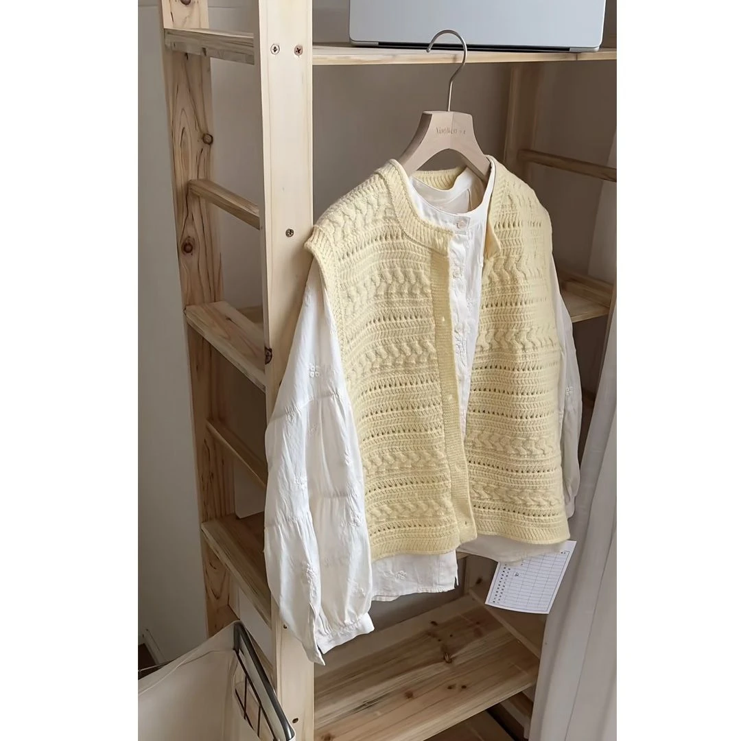 早春韩系穿搭女2025新款设计感减龄衬衫叠穿镂空针织马甲两件套装