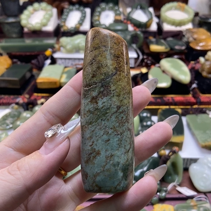 未镶嵌岫岩河磨玉（透闪石质玉）把件