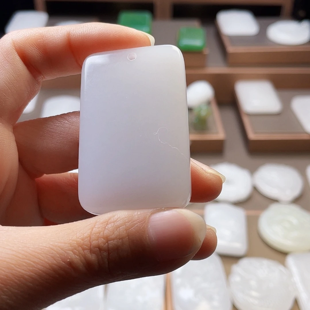 石英质玉（金丝玉）颈饰未镶嵌米