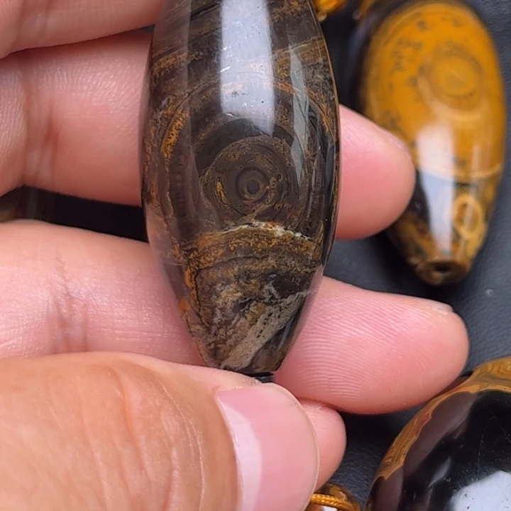 蒙***人颈饰未镶嵌石英岩玉