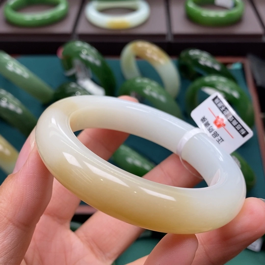 和田玉（糖玉）未镶嵌手镯