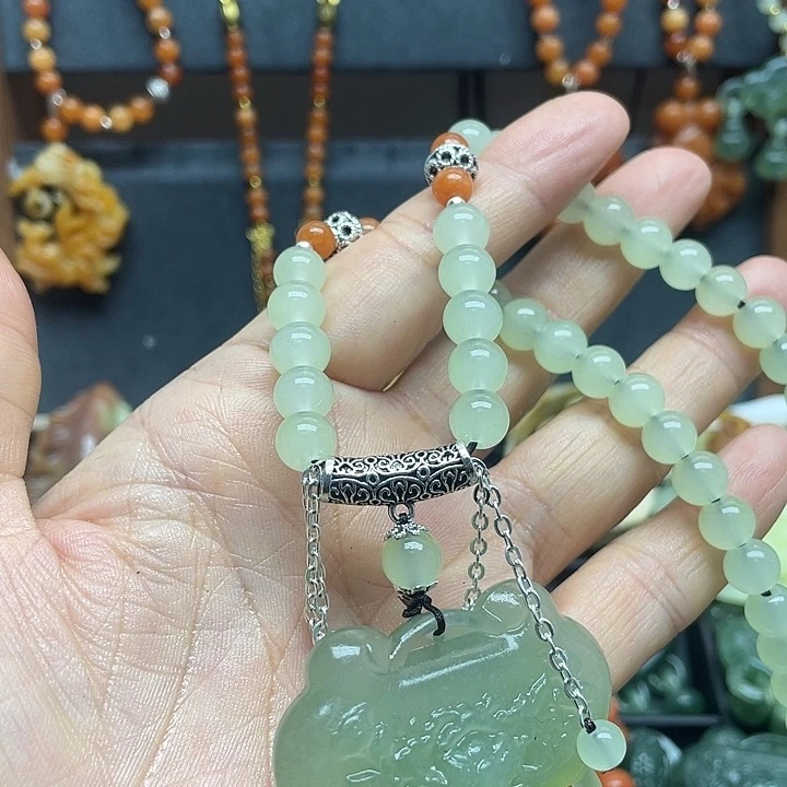 未镶嵌蛇纹石玉颈饰