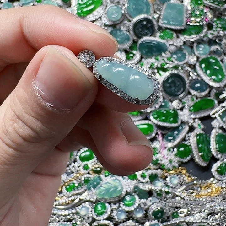 翡翠颈饰未镶嵌天然A货翡翠放漏