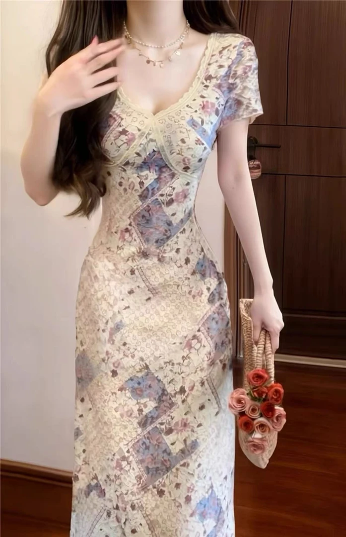 法式温柔高级感碎花V领连衣裙显身材收腰修身气质长裙