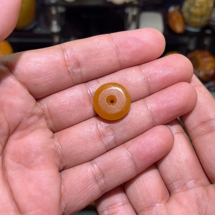 和田玉颈饰未镶嵌?