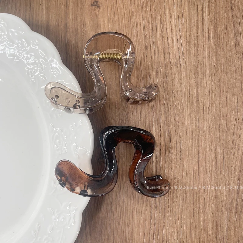 慵懒优雅高级感波浪形半扎鲨鱼抓夹女款后脑勺发饰法式简约气质