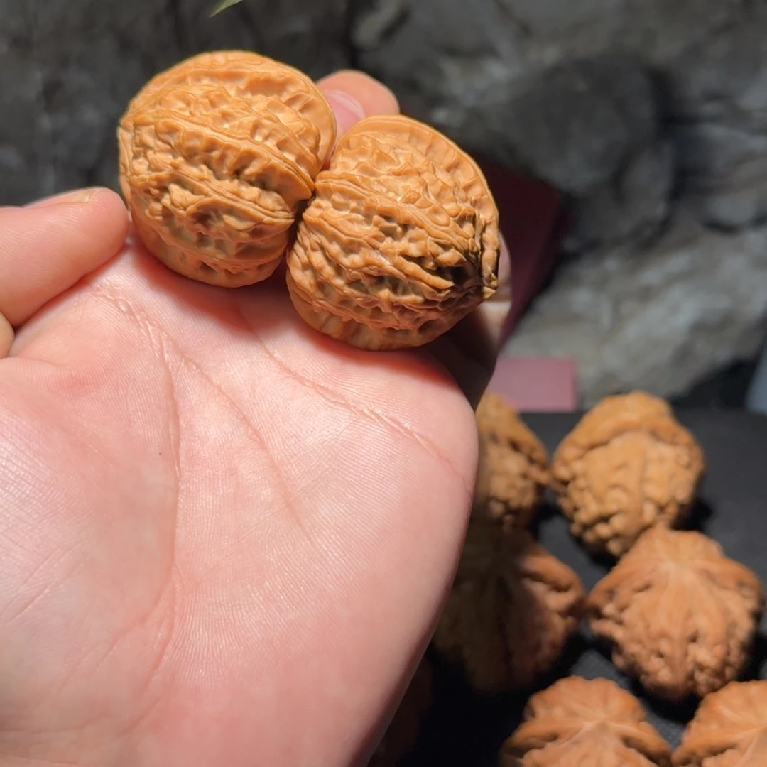 文玩核桃吊坠三角白