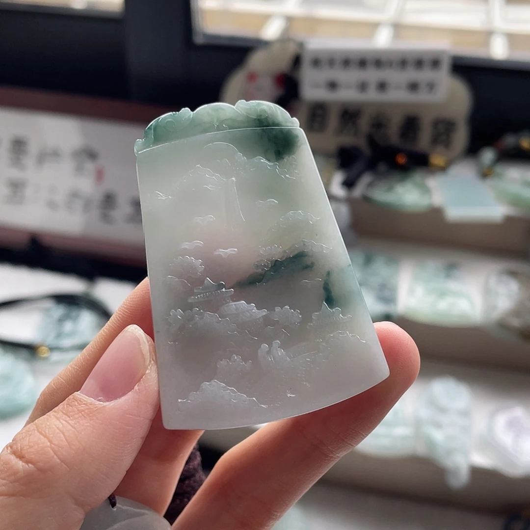 翡翠未镶嵌颈饰山水